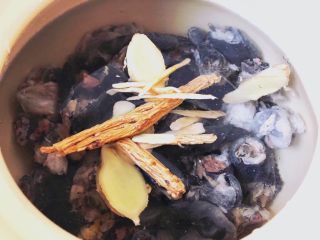 9、虫草花炖乌鸡汤,放入党参,黄芪。