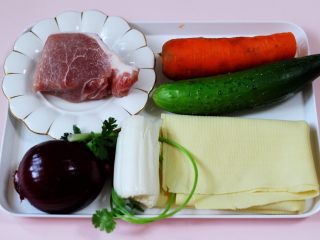 1、经典不衰的京酱肉丝,备齐所有的食材，并且洗净备用。