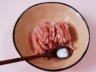 3、经典不衰的京酱肉丝,猪肉一块，我选的是瘦肉，也可以选择五花肉，有点肥肉做出来的酱更香。（如果不喜欢也可以用全瘦肉）把肉切成丝，也可以切成小丁，把肉丝放入碗里、加入适量的盐。