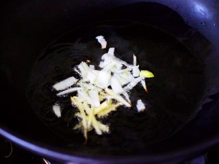 8、经典不衰的京酱肉丝,另起锅烧热后，倒入花生油烧至六成热时，爆香葱姜丝。