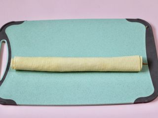 12、经典不衰的京酱肉丝,然后从底部开始向上卷起，一直卷到尾即可。