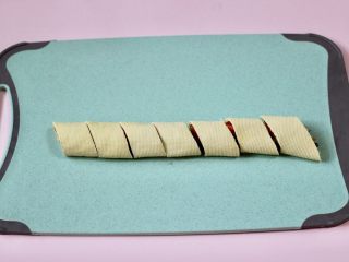 13、经典不衰的京酱肉丝,用刀斜切成块状即可。