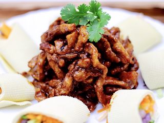 14、经典不衰的京酱肉丝,把切好的豆腐皮码放在盘子的边上，中间放入炒好的京酱肉丝即可。