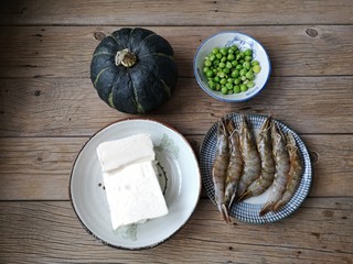 1、冬至美食 金汤鲜虾豆腐,准备食材。