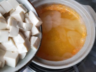 12、冬至美食 金汤鲜虾豆腐,加入切好的内酯豆腐。