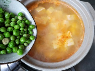13、冬至美食 金汤鲜虾豆腐,加入豌豆。