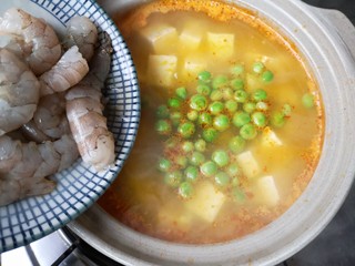 14、冬至美食 金汤鲜虾豆腐,再下入处理好的虾仁。