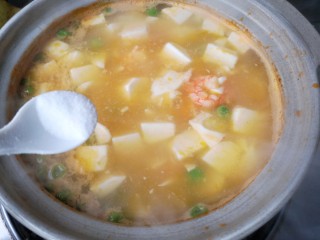 15、冬至美食 金汤鲜虾豆腐,加适量的盐和蔬之鲜。