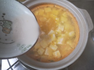 17、冬至美食 金汤鲜虾豆腐,加入少量水淀粉，增加浓稠感。（注意水淀粉宁少勿多，多了就成浆糊了）