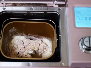 2、花样小螃蟹馒头,启动面包机的一个和面模式。