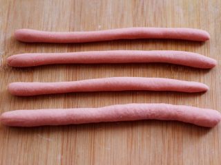 7、花样小螃蟹馒头,把做小螃蟹腿的面团分成4份，用手搓成长条，其中的一条要比另外三条稍微粗一点，用来做螃蟹的钳。