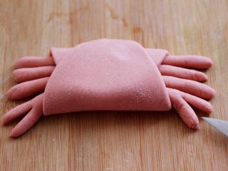 10、花样小螃蟹馒头,用刀在最前面的螃蟹腿上割一刀，做出蟹钳的模样。