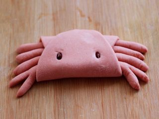 11、花样小螃蟹馒头,用两颗红豆做出小螃蟹的眼睛，嘻嘻，一只活灵活现的小螃蟹就做好了。