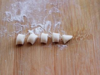 12、花样小螃蟹馒头,用手和点白色面粉，来做小螃蟹的花朵做点缀。