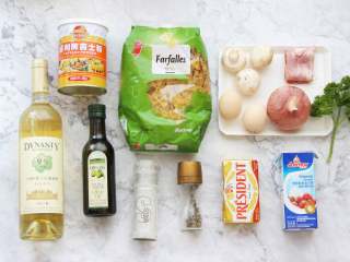 1、培根蛋黄奶油意面,准备好所需食材和调味。