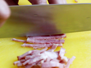 3、培根蛋黄奶油意面,培根切细丝。