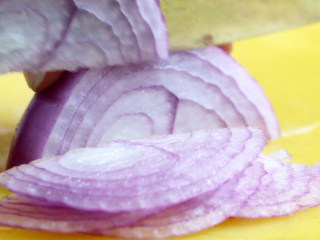 4、培根蛋黄奶油意面,洋葱切丝，放盘中待用。