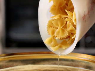 6、培根蛋黄奶油意面,水煮沸放入意大利蝴蝶面，煮七八分钟，比意面包装上提示的煮面时间少一二分钟。