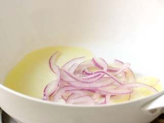 8、培根蛋黄奶油意面,锅中加入黄油，加热至黄油完全融化，放入洋葱丝炒出香味，洋葱呈透明色。