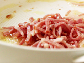 9、培根蛋黄奶油意面,接着锅中放入切好的培根。