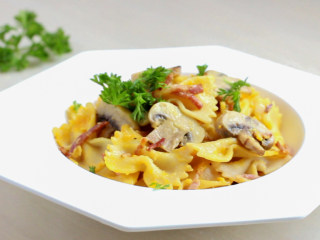 13、培根蛋黄奶油意面,蝴蝶意面装盘，撒上些许法香碎。