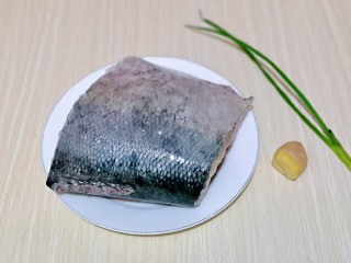 1、炖草鱼,准备食材，将鱼去掉鱼鳞，清洗干净。