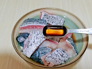 3、炖草鱼,加入料酒，适当多一些去腥。