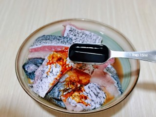 4、炖草鱼,再加入15毫升红烧酱油。