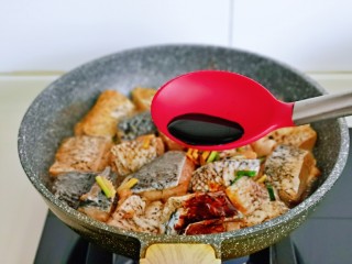 8、炖草鱼,加入15毫升红烧酱油。