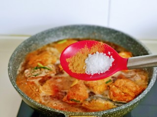 10、炖草鱼,加入十三香与白砂糖，大火烧开后，转小火慢炖，时间自行掌握，炖熟即可，