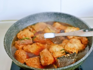 12、炖草鱼,按个人口味加入盐。