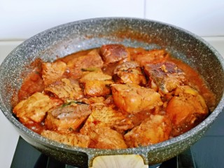 13、炖草鱼,大火收汁至浓稠即可关火。