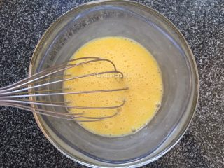 3、寿司玉子烧,搅打均匀成鸡蛋液