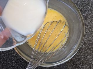 4、寿司玉子烧,加10g纯牛奶