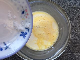 6、寿司玉子烧,加入1/8调味匙的食用盐