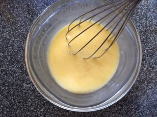 7、寿司玉子烧,然后用搅拌均匀成牛奶蛋液