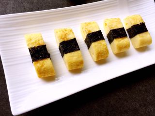 16、寿司玉子烧,全部卷好海苔的寿司玉子烧放进餐盘即可食用，是不是像极了寿司呢？