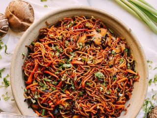 10、焦糖酱油面,色泽诱人的炒面让人胃口大开。