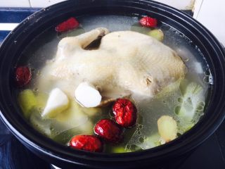 14、竹荪炖笨鸡汤,放入山药和大枣炖10分钟左右