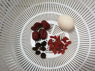 1、糖水鸡蛋,准备好食材：鸡蛋，枸杞，红枣，桂圆