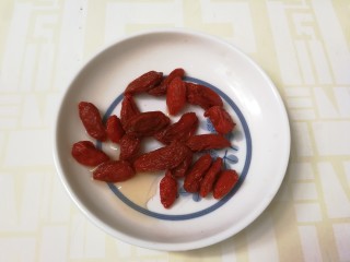 9、糖水鸡蛋,枸杞冲洗一下备用