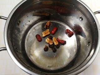 10、糖水鸡蛋,取一小锅，放入桂圆和红枣