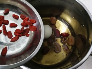 14、糖水鸡蛋,放入枸杞