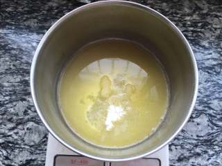 2、奶黄冰皮月饼,加白糖拌匀