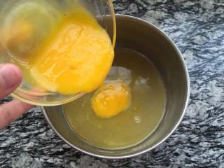 3、奶黄冰皮月饼,加入蛋液拌匀