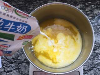4、奶黄冰皮月饼,加入牛奶。淡奶拌匀