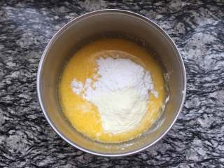 5、奶黄冰皮月饼,筛入奶粉、面粉、澄粉拌匀上锅蒸，中途注意搅拌，约20分钟左右