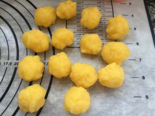 6、奶黄冰皮月饼,放稍凉后分小剂子