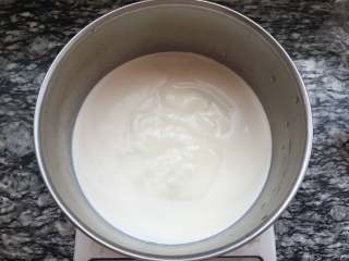 7、奶黄冰皮月饼,称重淡奶油和牛奶