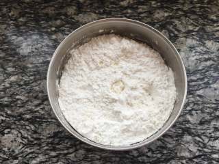 8、奶黄冰皮月饼,糯米粉、粘米粉、澄粉加入